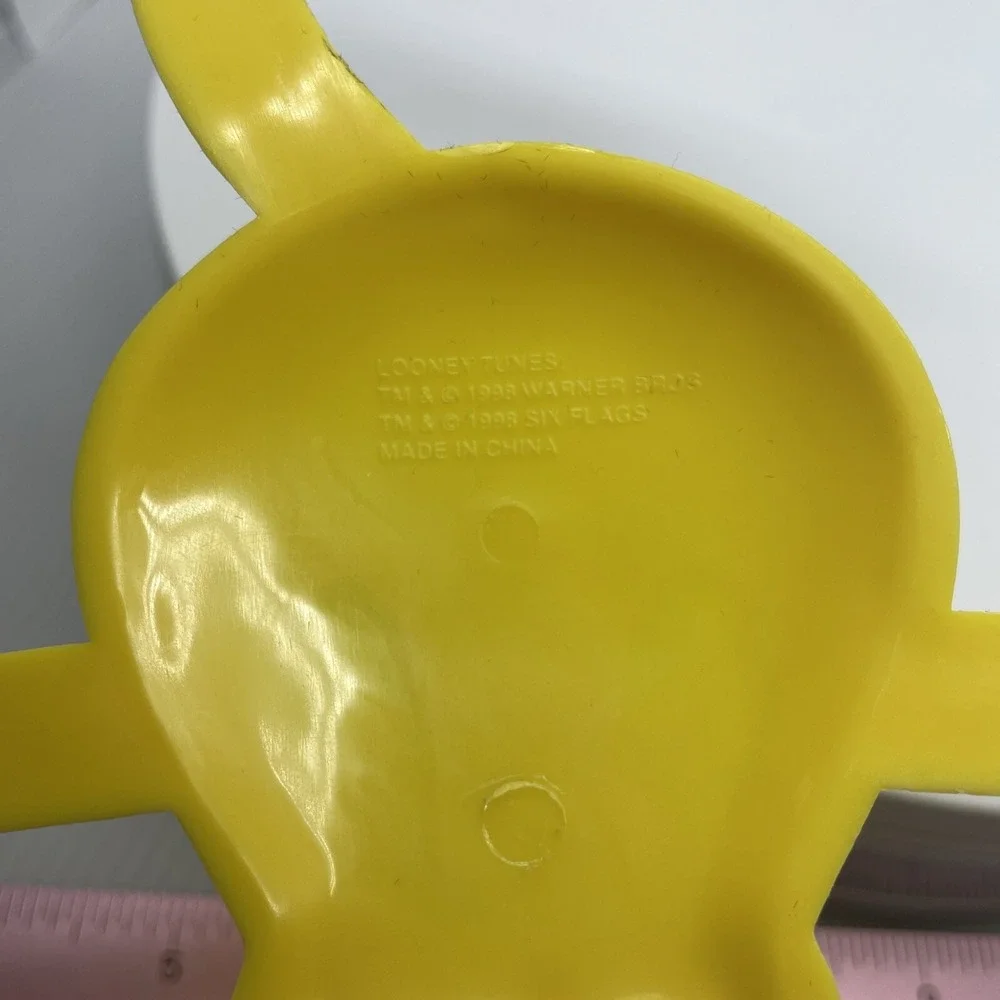 Tweety Bird Hanger Six Flags Magic Mountain Souvenir Warner Brothers 1998Plastic